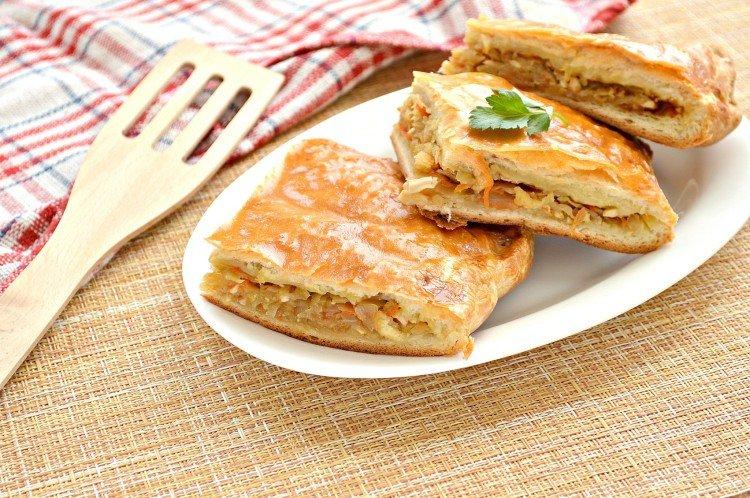 Быстрый пирог с капустой из слоеного теста