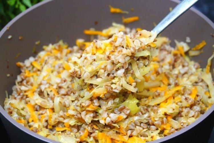 Капуста с гречкой и перцем