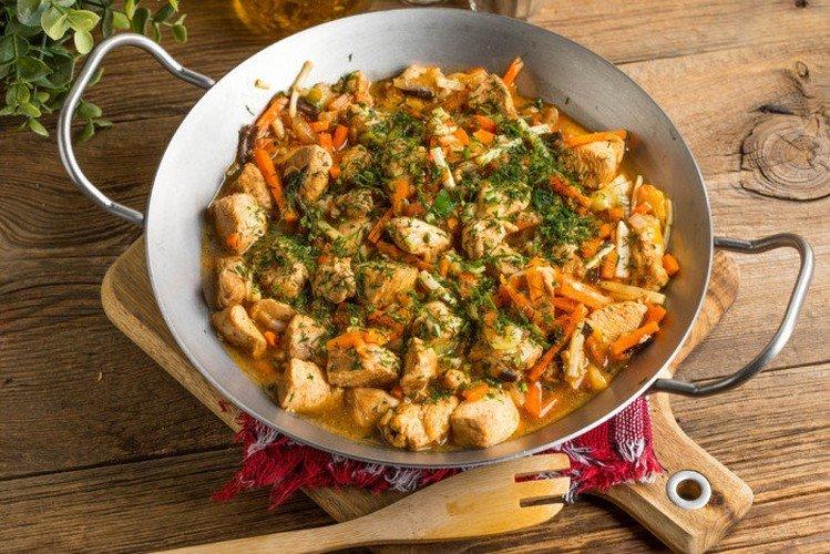 Тушеные овощи с курицей