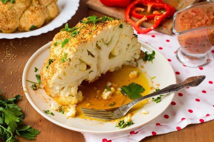 Цветная капуста в духовке целиком