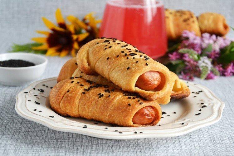 Сосиски в слоеном тесте в духовке: 12 самых вкусных рецептов