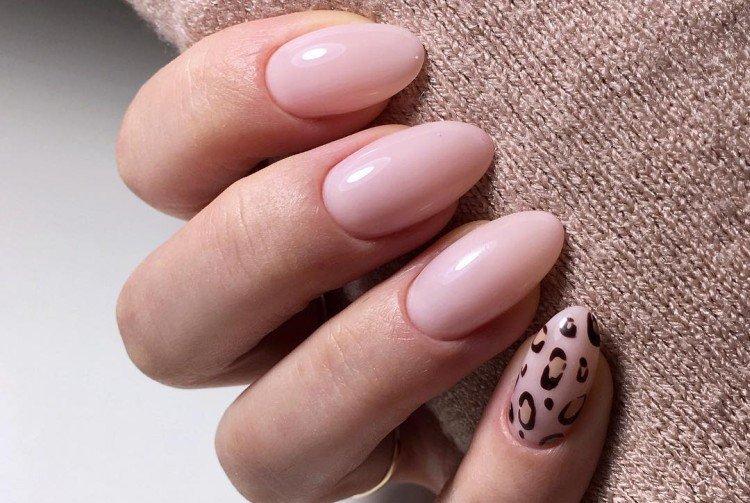 Акцентный весенний маникюр