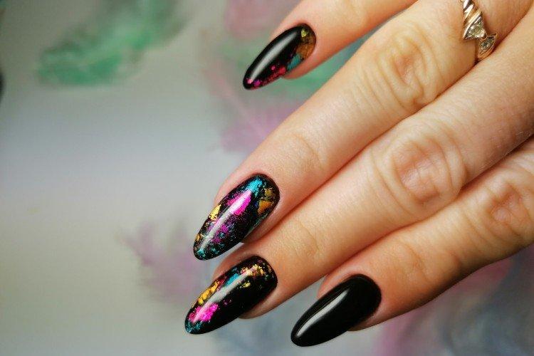 Темный весенний маникюр