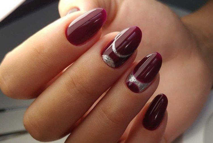 Темный маникюр