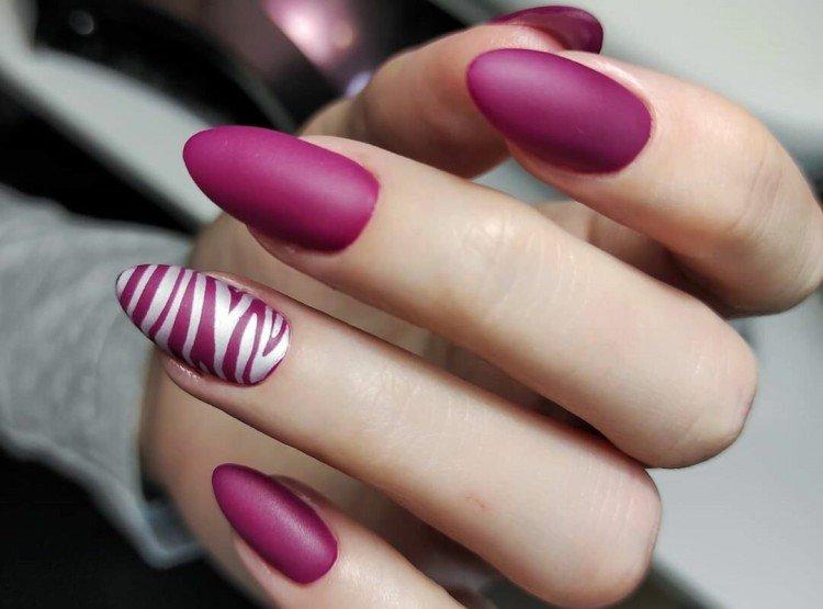 Темный маникюр