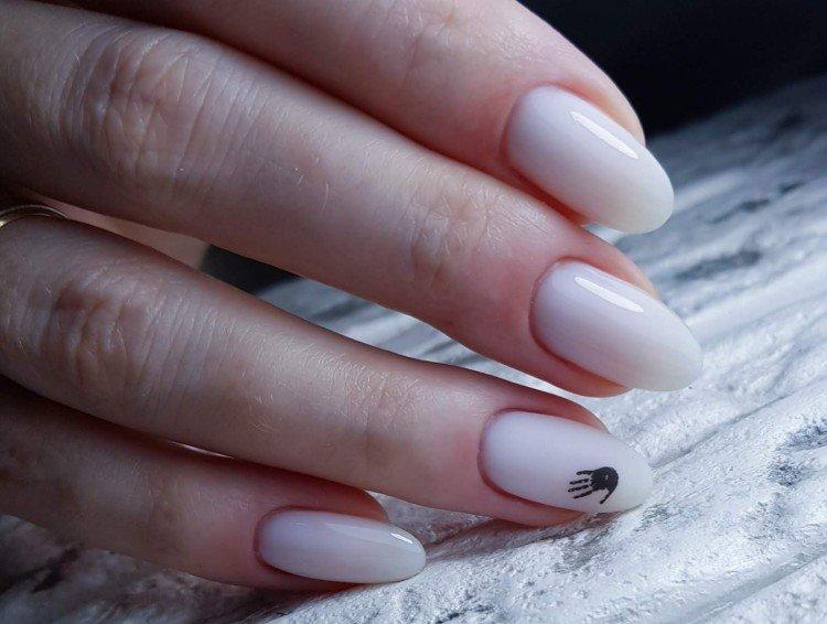 Молочный маникюр