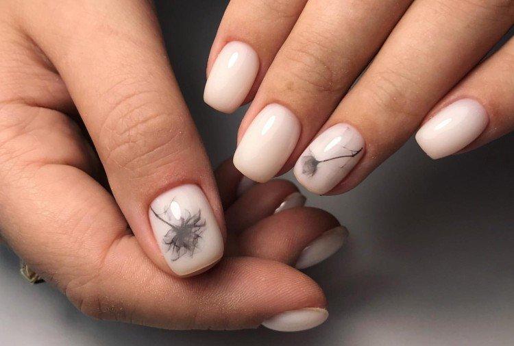 Молочный маникюр