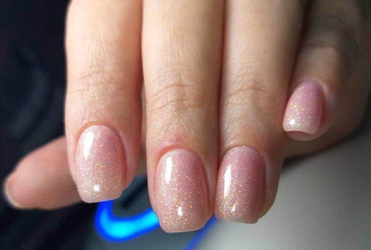 Маникюр с шиммером на короткие ногти