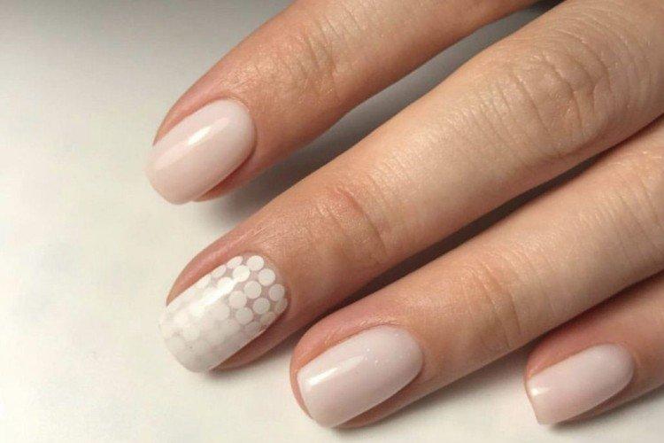 Нежный молочный маникюр