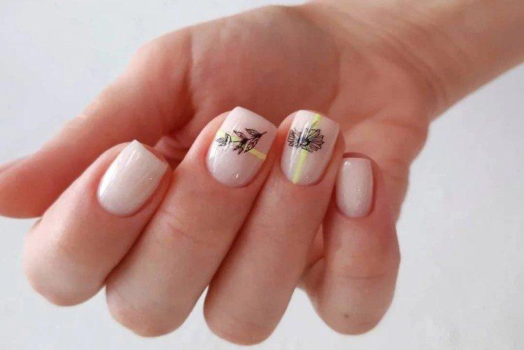 Нежный маникюр с наклейками