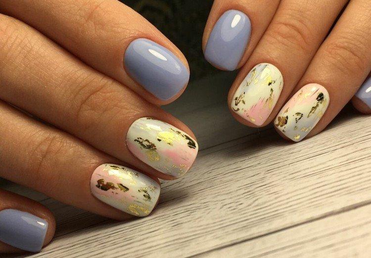 Нежный маникюр с фольгой