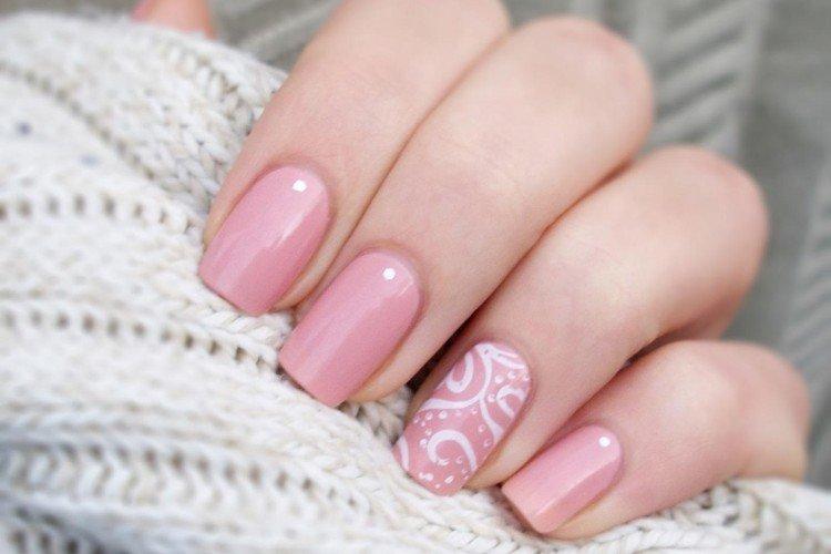 Розовый маникюр