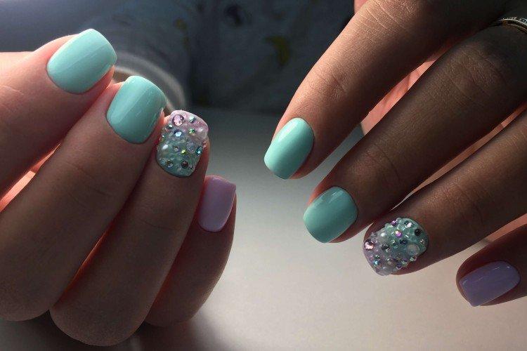 Мятный маникюр