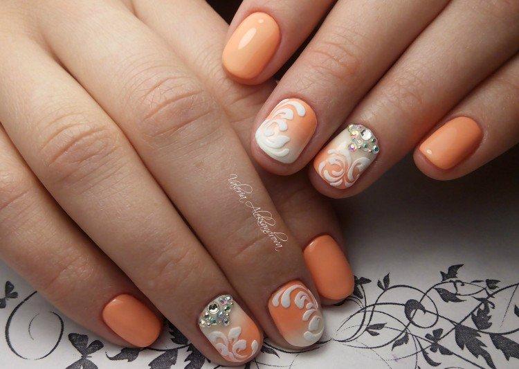 Нежный персиковый маникюр