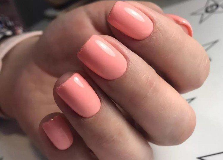 Нежный персиковый маникюр