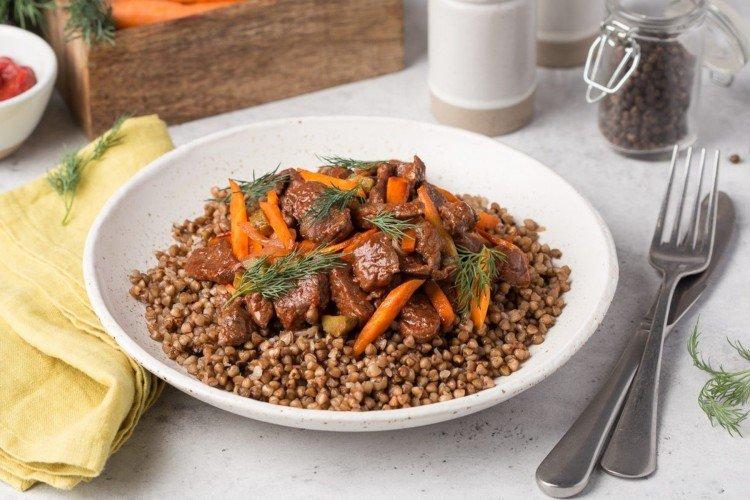 Говядина с гречкой в духовке