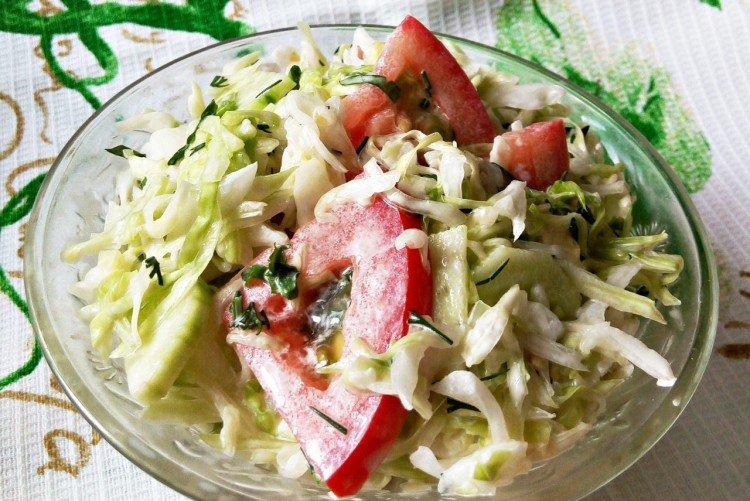 Салат с помидорами, огурцами и дайконом