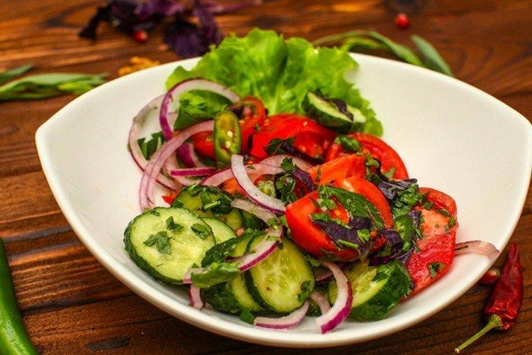 Салат с огурцами, помидорами, острым перцем и базиликом