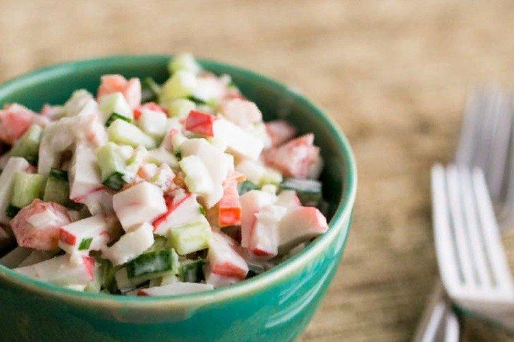 Салат с огурцами, помидорами и крабовыми палочками