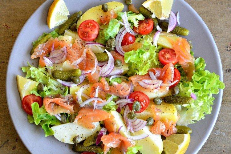 Салат с огурцами, помидорами, картофелем и рыбой