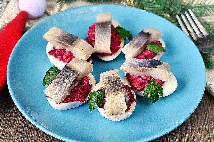 Яйца, фаршированные селедкой и свеклой