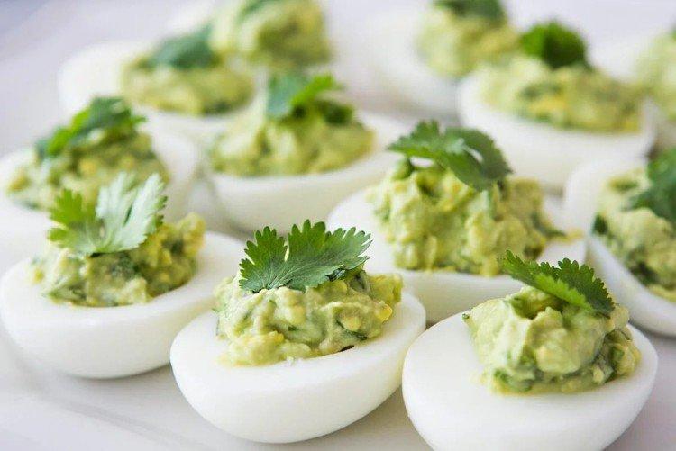 Фаршированные яйца с авокадо