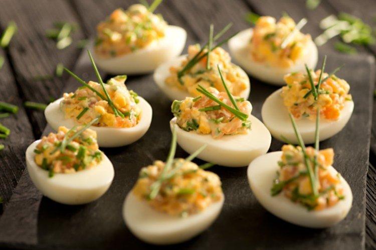 Яйца, фаршированные красной рыбой