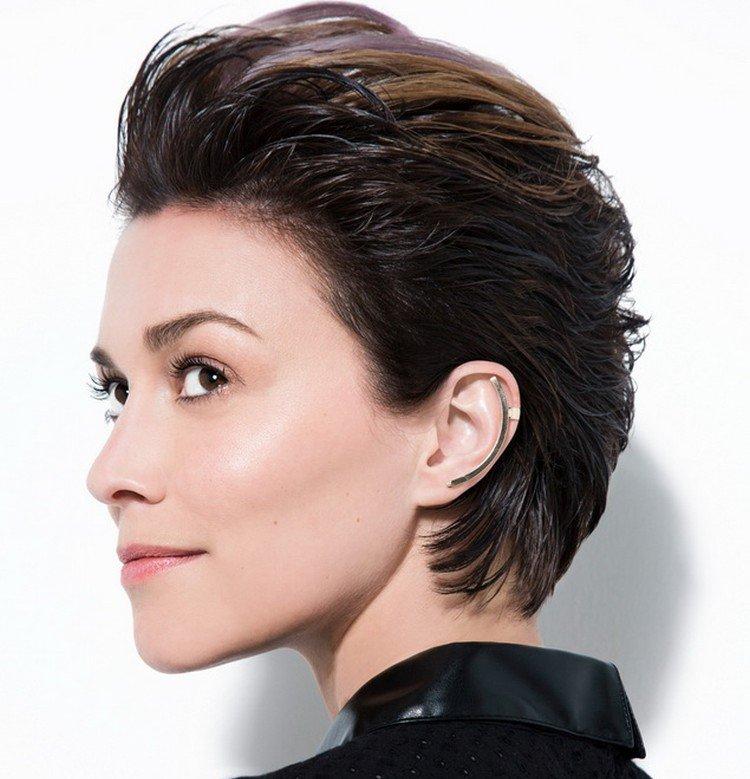 Гаврош с локонами, уложенными по направлению от ушей