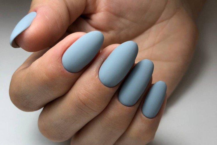 Матовый голубой маникюр