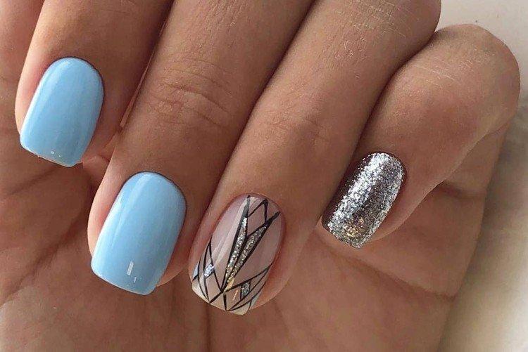 Голубой маникюр с тонкими линиями