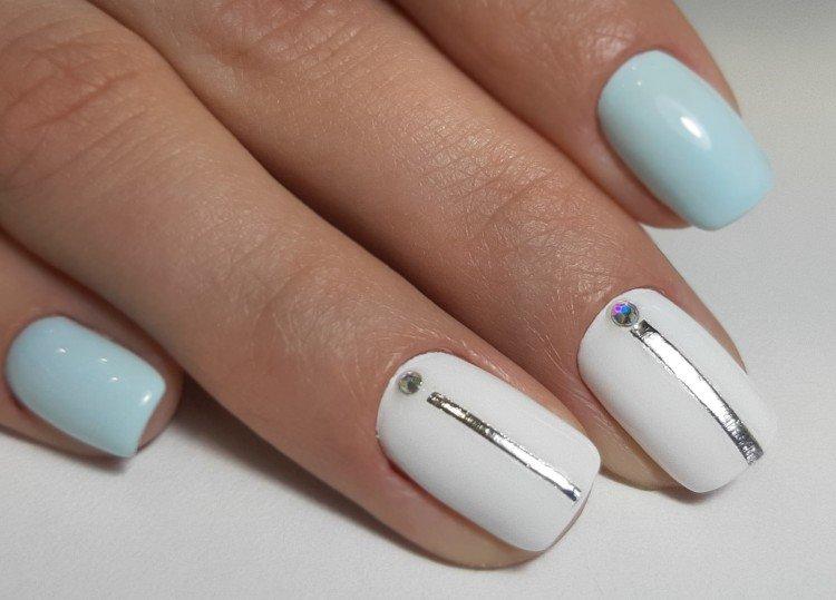 Бело-голубой маникюр