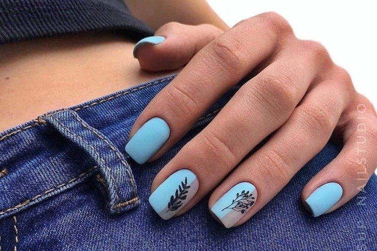 Голубой маникюр с рисунками веточек и листьев