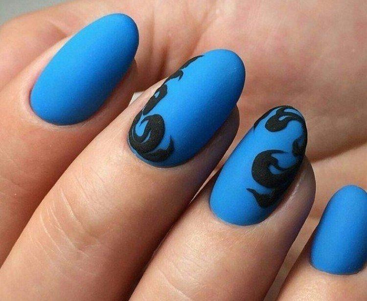 Темно-голубой маникюр