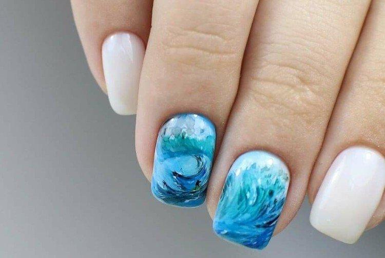 Акварельный голубой маникюр