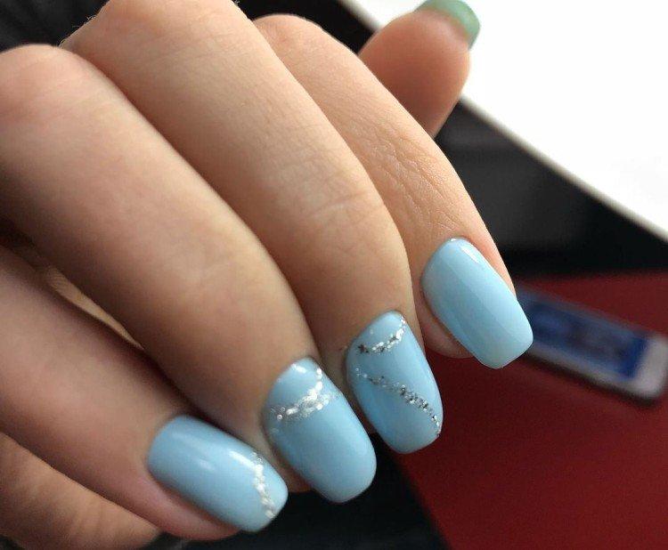 Голубой маникюр с блестками