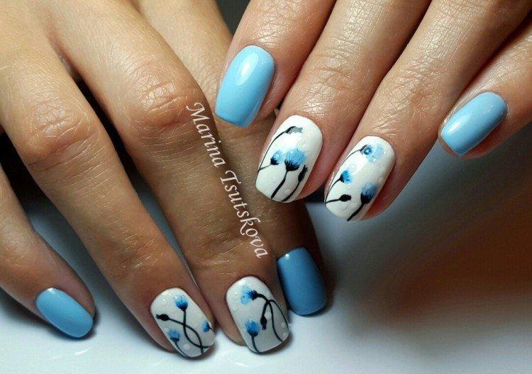 Голубой маникюр с васильками