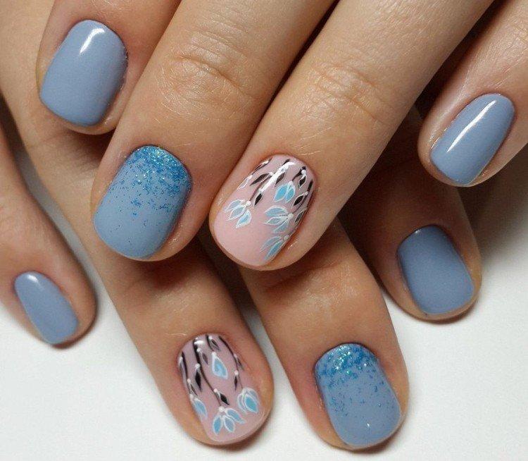 Голубой маникюр с васильками