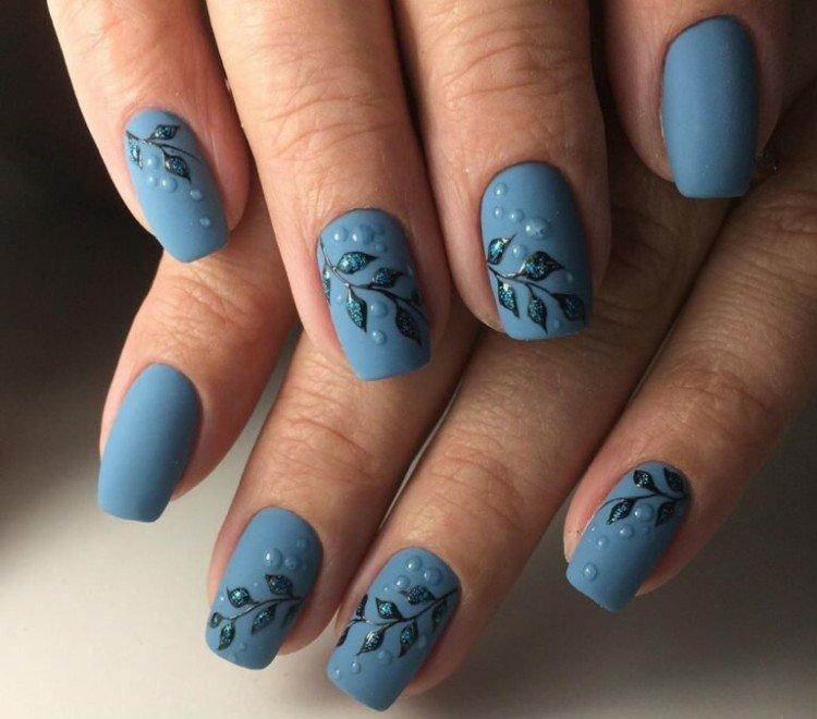 Голубой маникюр с каплями