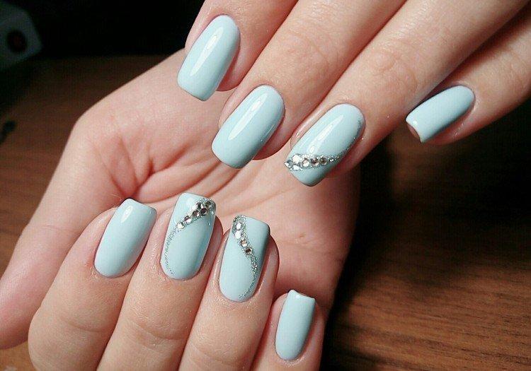 Голубой маникюр с прозрачными стразами