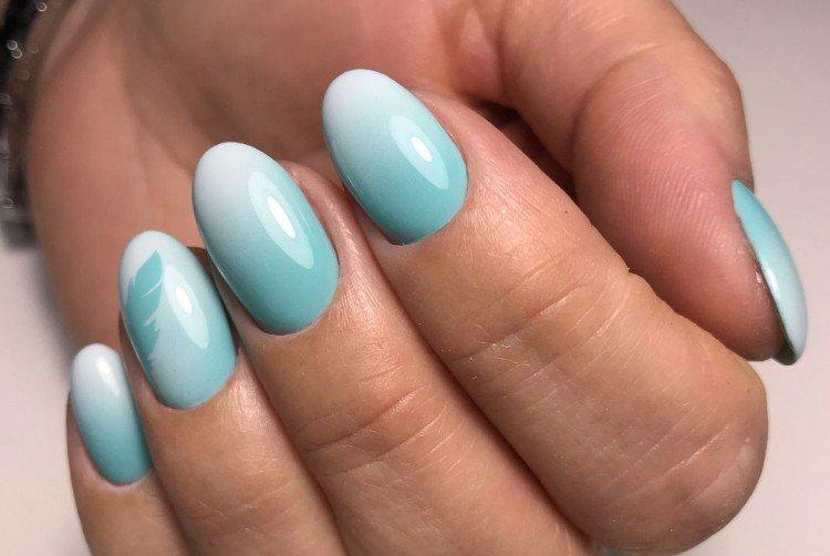 Голубой маникюр с градиентом