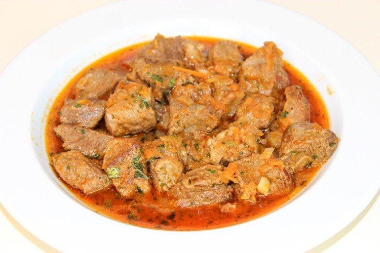 Гуляш из говядины в мультиварке