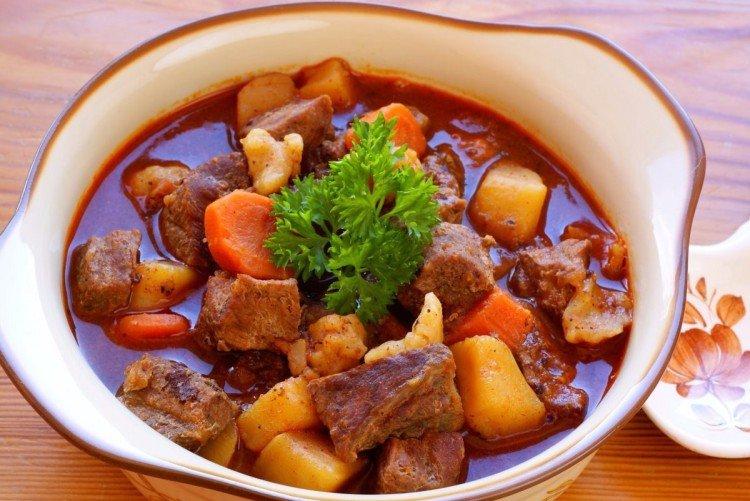 Гуляш из говядины с картофелем