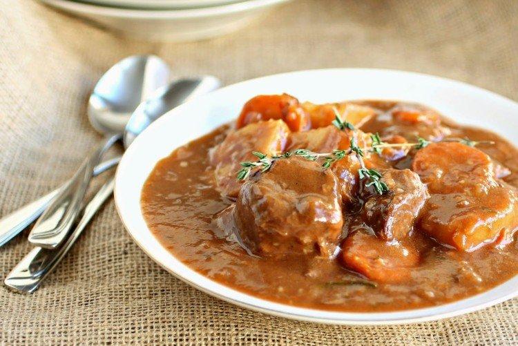 Гуляш из говядины с пивной подливкой