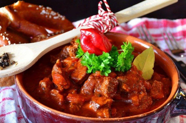 Гуляш из свинины с гранатовой подливкой