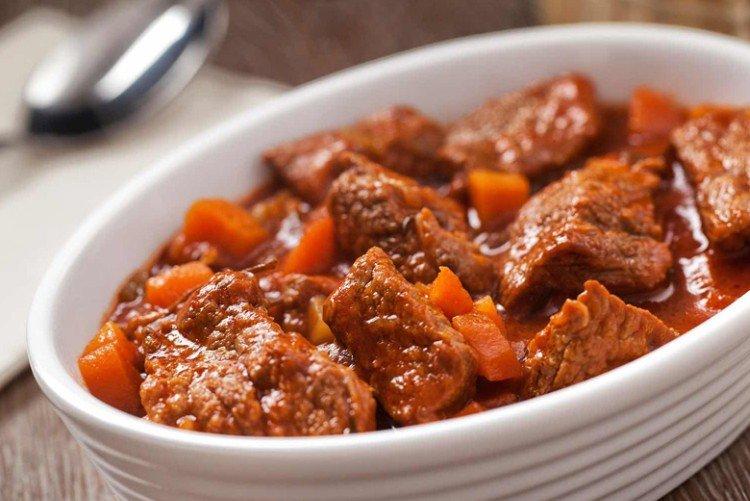 Гуляш из свинины с подливкой на основе красного вина