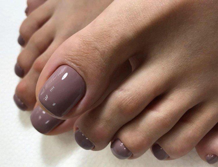 Однотонный педикюр