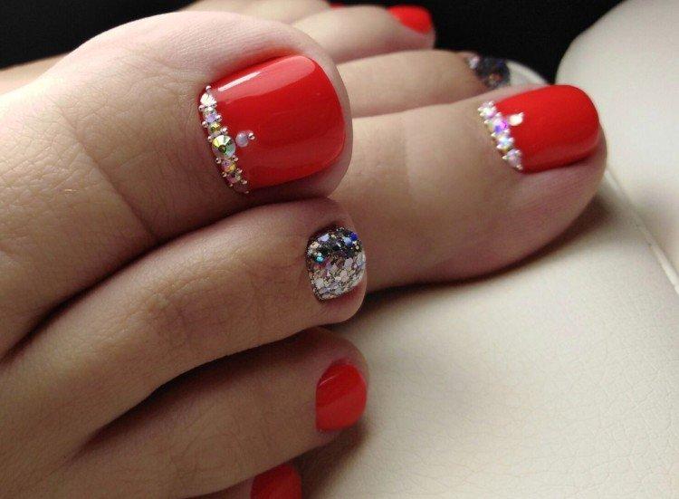 Педикюр со стразами