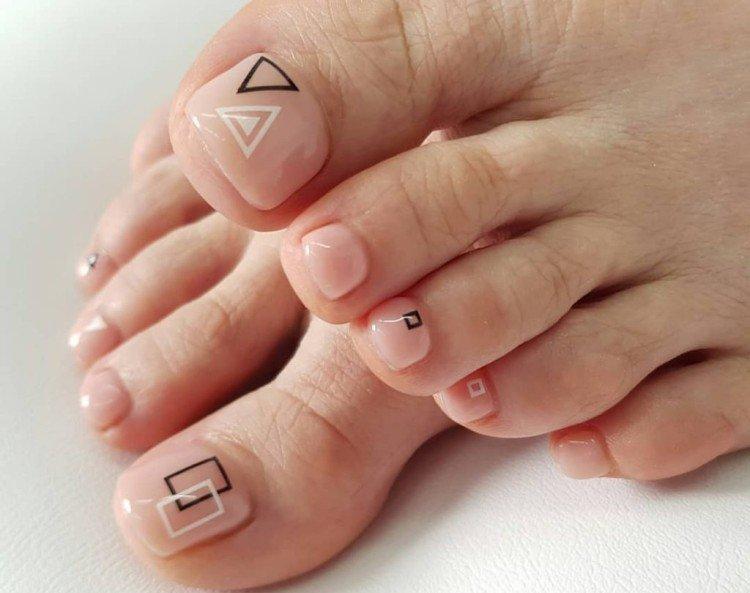 Нюдовый педикюр