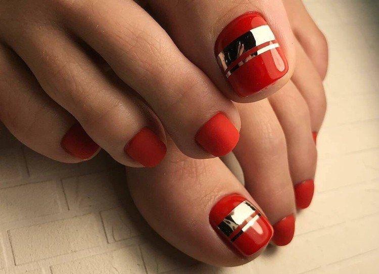Красный педикюр