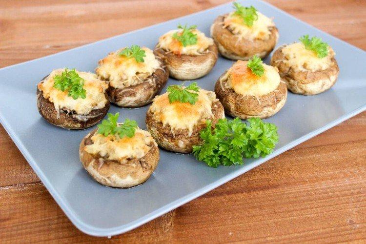 Фаршированные шампиньоны с курицей и ананасами